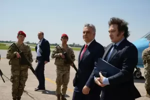 Milei contra Alfonsn: "Lo muestran como el padre de la democracia y fue partidario de un golpe"