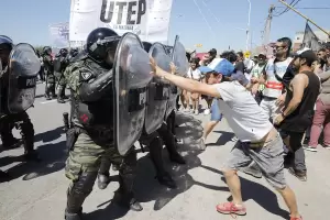 Enfrentamientos entre Gendarmera y organizaciones sociales en uno de los piquetes contra Mercado Libre