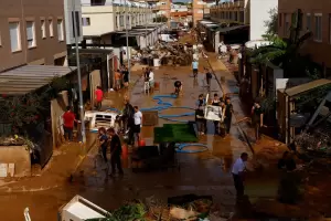 Valencia: los muertos suben a 202 y ordenan quedarse en sus casas
