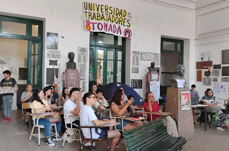 (Foto: Archivo. Cine debate en la toma de la Unca)