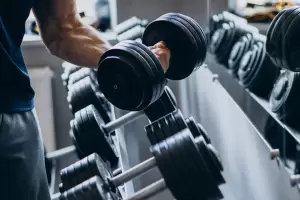 Hombres discutieron por una pesa en un gimnasio