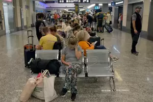 El Gobierno prorrog el impuesto al turismo en los pasajes al exterior hasta 2027