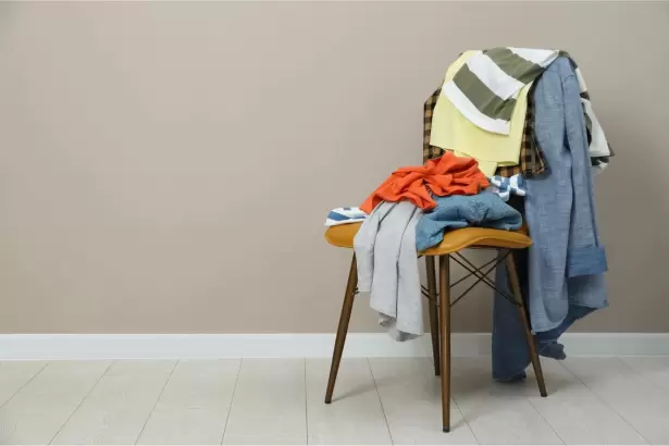 Qu� revela la psicolog�a sobre las personas que acumulan ropa en una silla del dormitorio