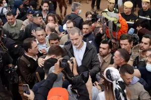 Supervivientes de Valencia lanzaron lodo e insultan al rey Felipe VI