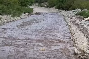 Crecida de arroyos derivaron en el corte de la Ruta 48 en Aconquija