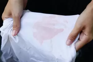 El eficaz truco casero para sacar las machas viejas de la ropa