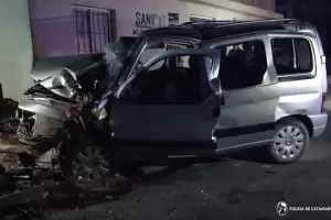 Un vehculo choc contra una vivienda