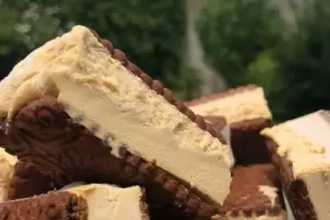 El paso a paso para hacer un alfajor helado de chocotorta