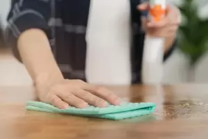 Trucos para sacar las manchas de agua de la madera en simples pasos