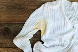 El truco infalible para quitar las manchas amarillas de las axilas en tus remeras