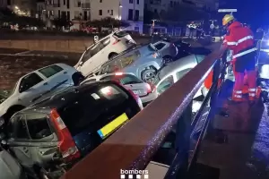 Otro temporal arrastra autos en Espa�a: impactantes im�genes