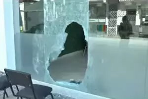 Inaugur el lunes y ya fue atacado por los revienta vidrieras