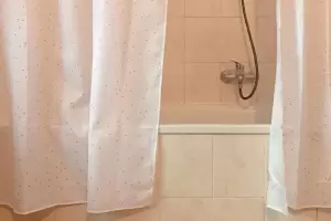 Cmo eliminar las manchas de moho del barral y la cortina del bao