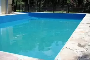 Macabro hallazgo: encontraron el cuerpo de un jubilado flotando en la pileta de su casa