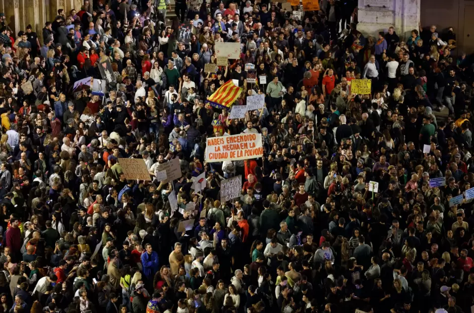 Miles de manifestantes frente al Palau de la Generalitat de Valencia