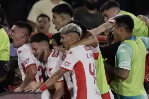 Huracn le gan a Independiente y alcanz a Vlez en la cima del torneo