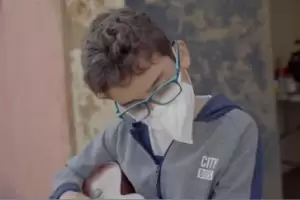 Argentinos en Espaa buscan un piano para un nio que lo perdi todo