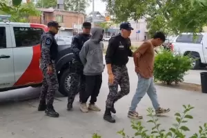 Detienen a dos sujetos: uno por hurto y el otro por un robo con arma blanca