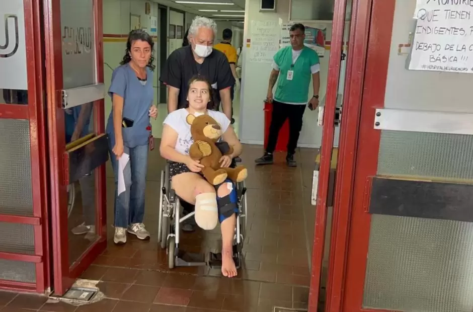 Andrea saliendo el Hospital de Urgencias / Foto gentileza el DoceTV