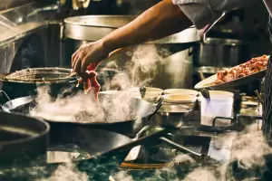 Cmo evitar que tu casa se llene de olor a humo cuando cocins