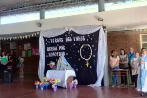 Colorido y alegre recibimiento a la Virgen en la Escuela municipal N 3