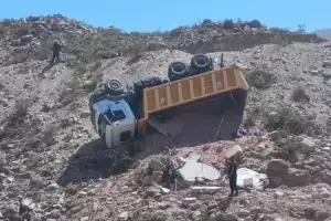 Un camin volc en la Cuesta de Randolfo