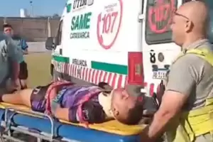 Dos futbolistas chocaron las cabezas y tuvieron que suspender el partido