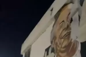 Taparon un mural de Nstor Kirchner en la sede del Correo Argentino