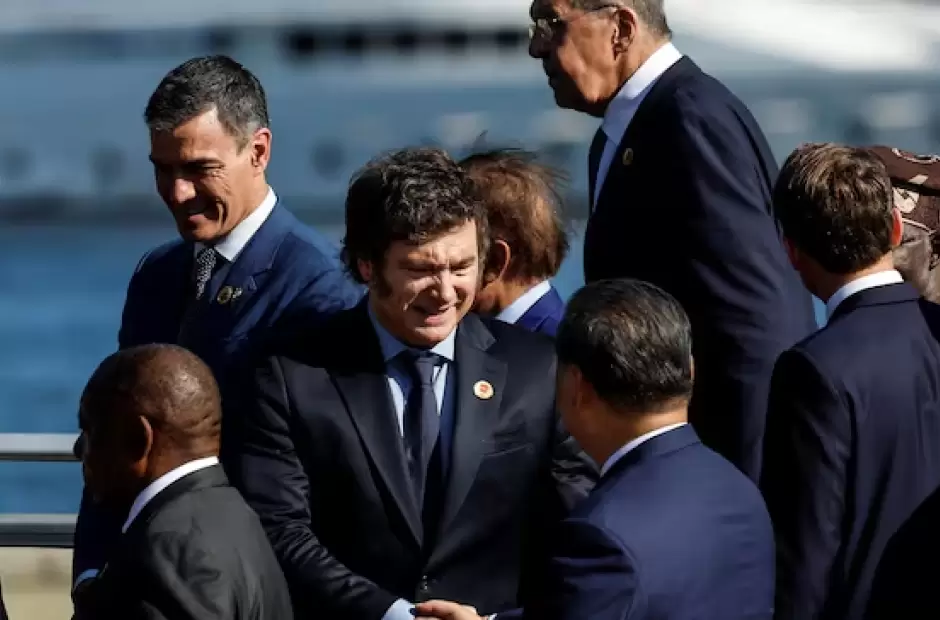 Milei saludando a Xi Jinping