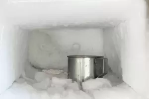 Cmo quitar el hielo del freezer con un simple mtodo casero?