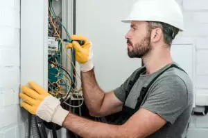 Cunto gana un electricista en argentina 2025?