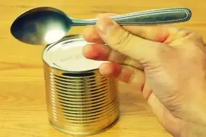 El truco infalible para abrir una lata sin abrelatas que te solucionara la vida