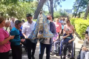 La Madre del Valle llev su bendicin al Hogar de Ancianos