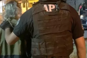 Detienen a un joven, secuestran marihuana y una moto