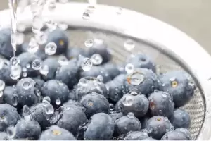 La manera correcta de lavar los arndanos para eliminar los restos de pesticidas