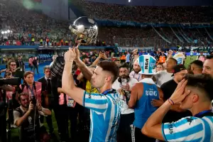 El plantel de Racing regresa a la Argentina tras ganar la Sudamericana