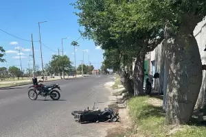 Motociclista choc contra un rbol fue derivado al Hospital San Juan Bautista