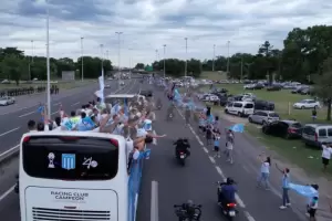 Racing viaja en micro al Obelisco