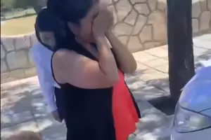 Destacado: alumnos le empapelaron el auto a una profesora con buenos deseos