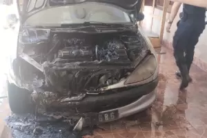 Se incendi un auto en el interior de una vivienda