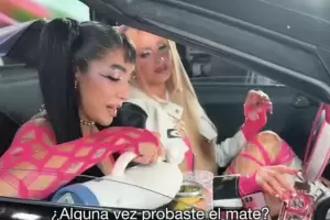 Mara Becerra le ense a tomar mates a Paris Hilton