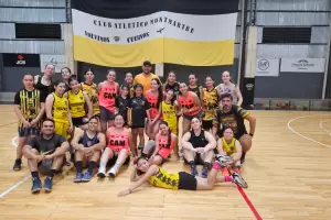 El plantel de Liga Nacional Femenina junto a las Formativas de Montmartre