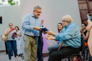 Destacada presentacin del Libro de Oro del Bicentenario de la Autonoma