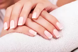 Esta es la nueva tendencia en manicura que ser furor este verano 2025