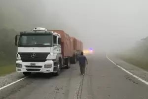 Precaucin en la Cuesta del Totoral: neblina y camin detenido
