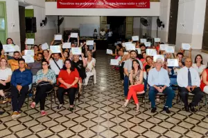 La Capital entreg certificados de capacitacin a taxistas, feriantes e informantes tursticos