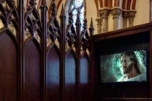 Indito: una iglesia instal un confesionario con IA