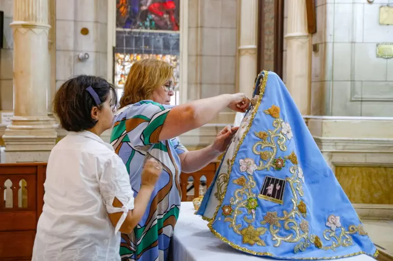 virgen manto diciembre