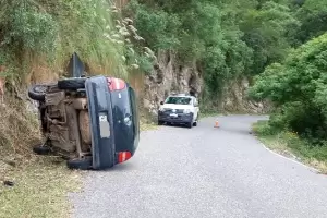 Vuelco en la Cuesta de Los Angeles: el auto se habra quedado sin frenos