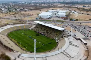 Inician mantenimiento de rutina en la platea techada del Estadio